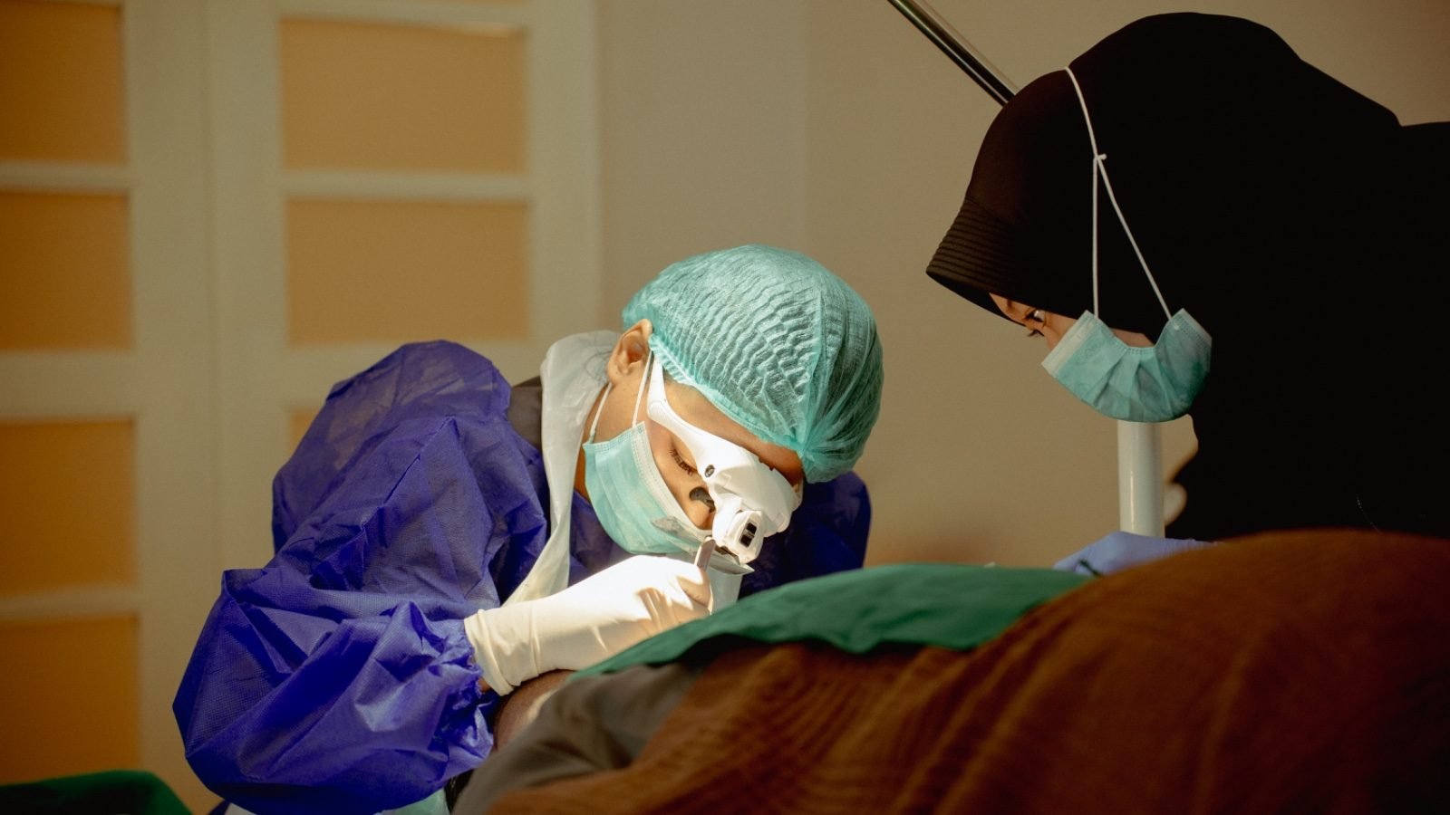 Dokter KAI Clinic melakukan prosedur transplantasi rambut dibantu asisten